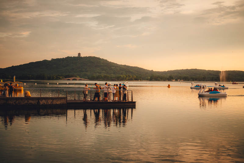 湖畔夕阳 游人泛舟图片