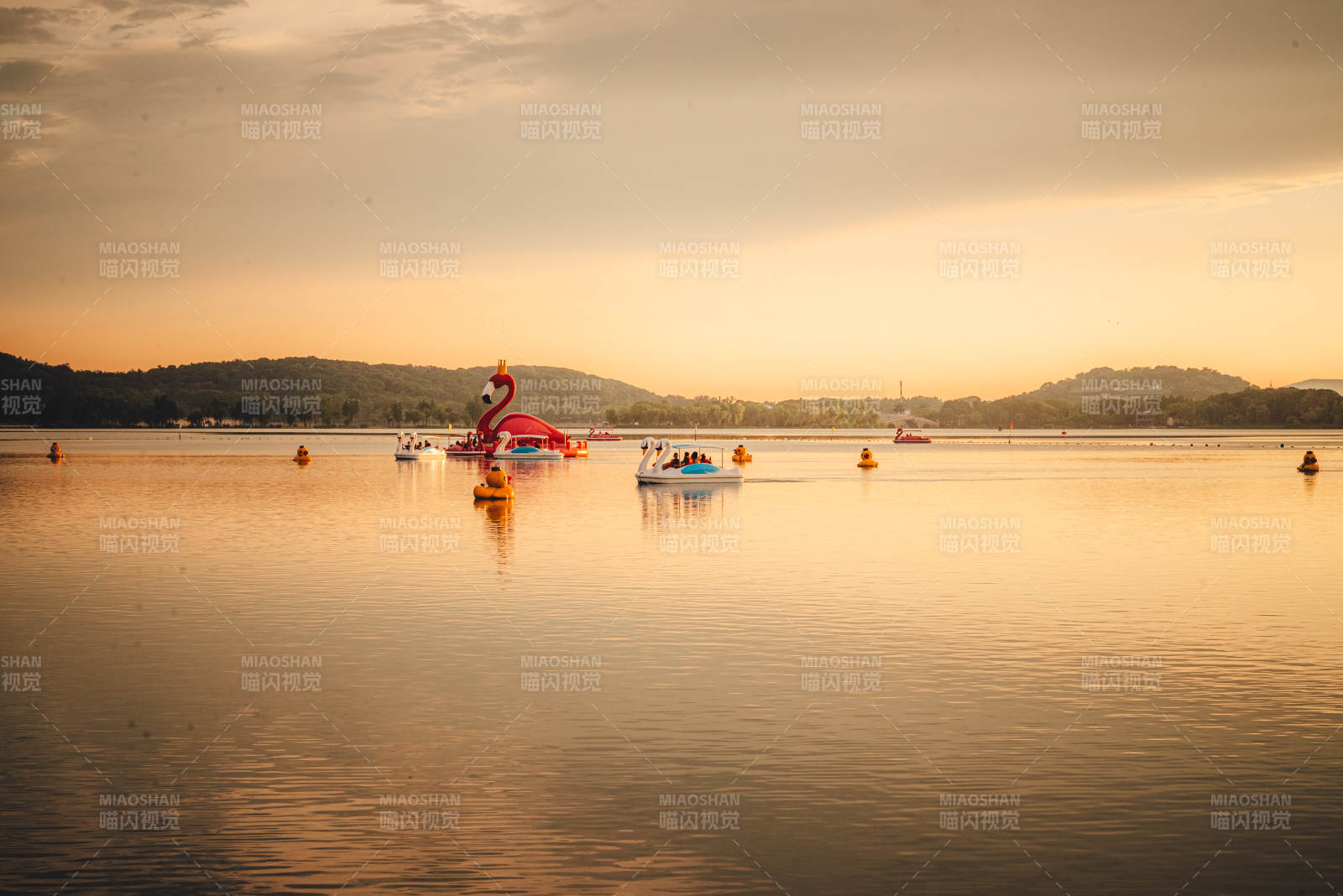 湖上夕阳 欢乐游船图片