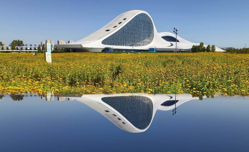 未来建筑与自然的和谐共生图片