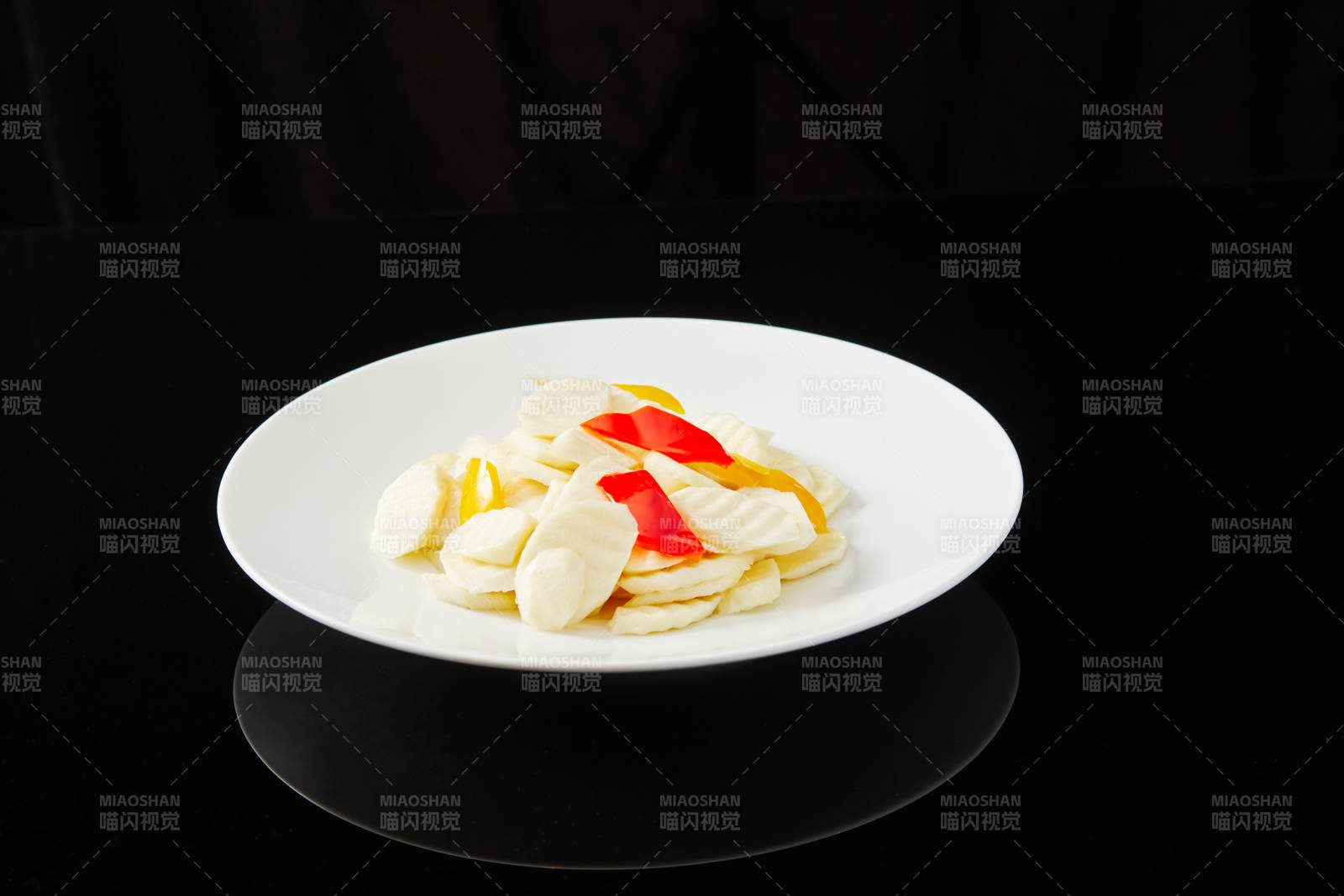 山药炒红椒图片