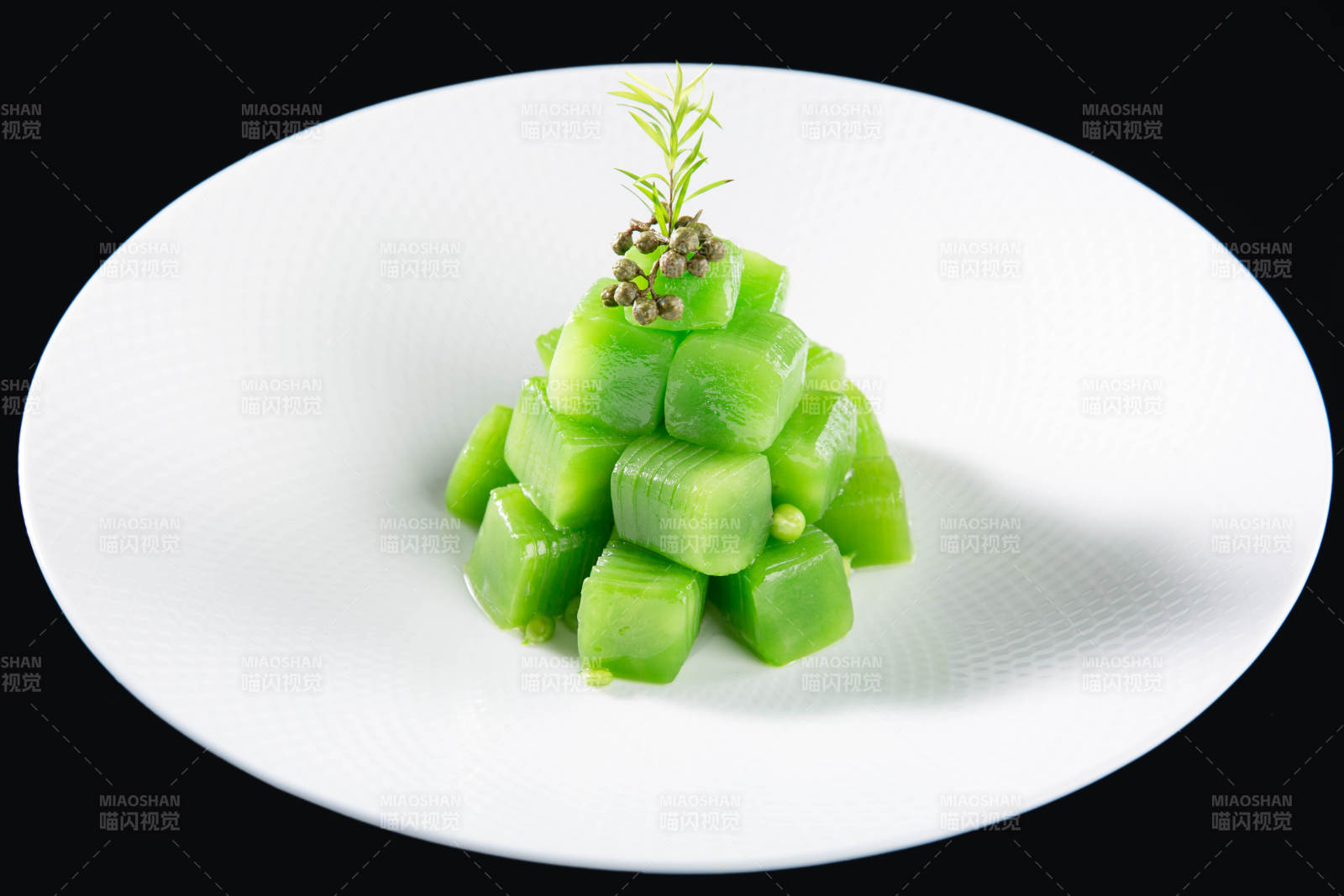 青瓜丁配香草图片