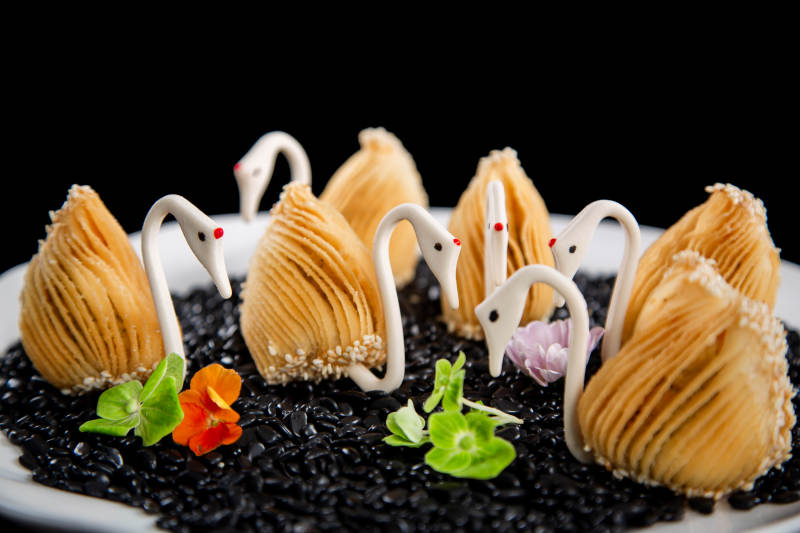 天鹅造型糕点艺术摆盘图片