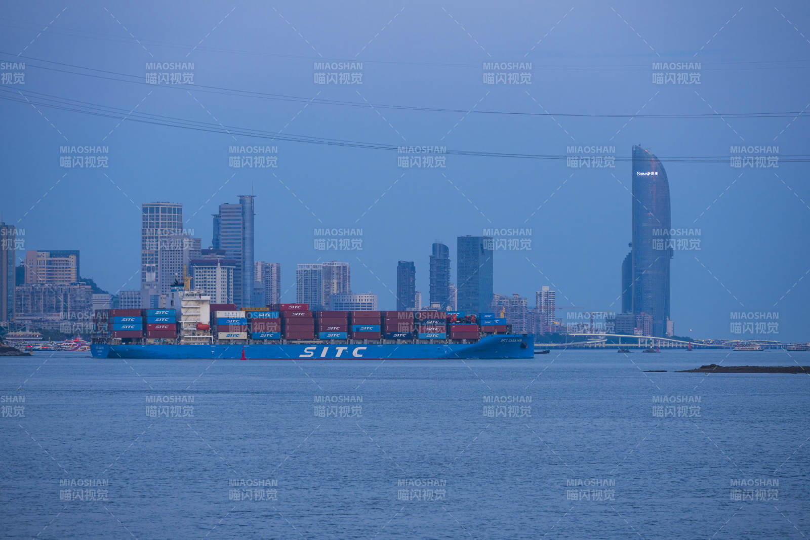 海上货轮与城市天际线图片