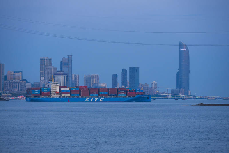 海上货轮与城市天际线图片