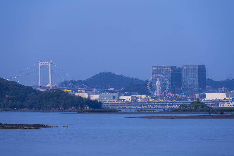 海滨城市夜景图图片