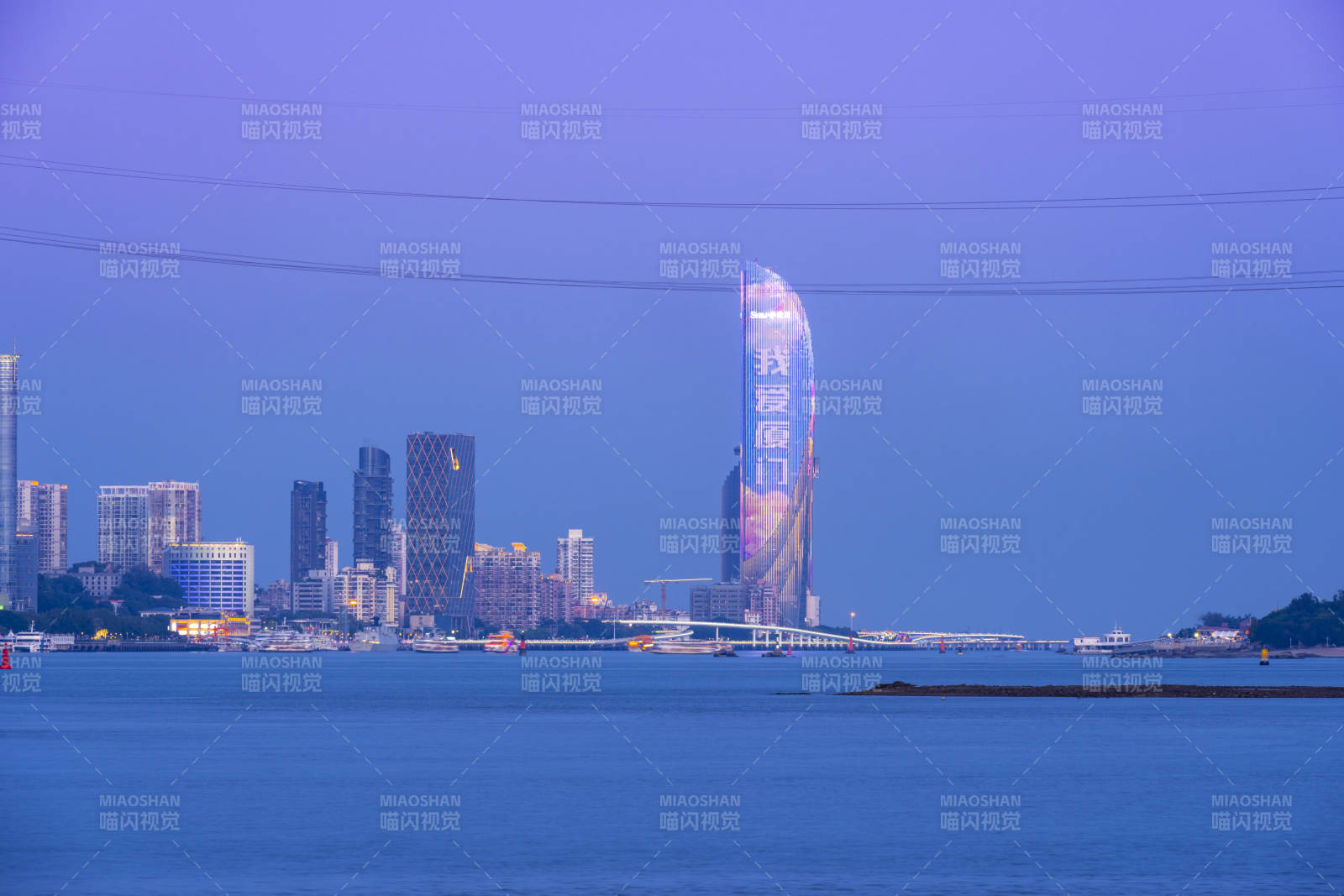 海滨城市夜景璀璨图片