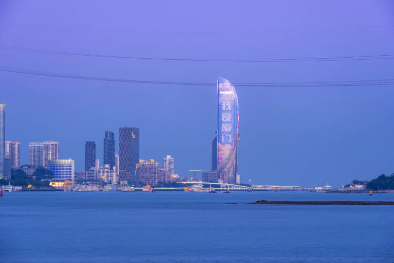 海滨城市夜景璀璨图片