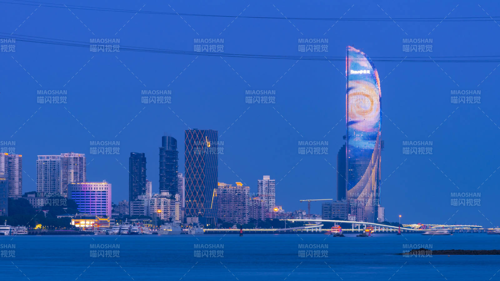 海滨城市夜景灯光秀图片