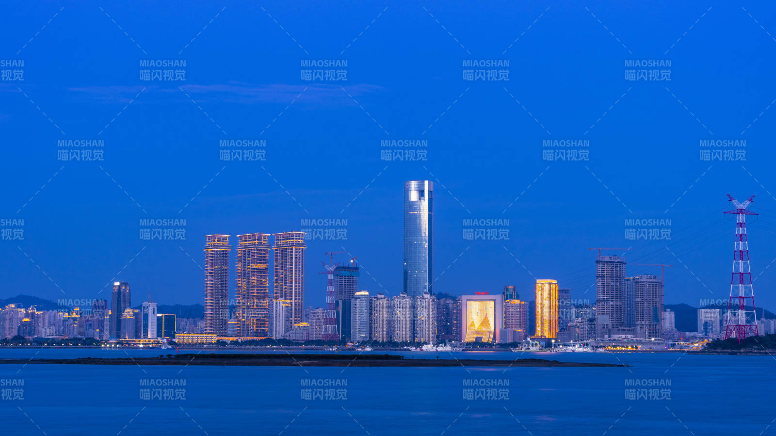 海滨城市夜景灯火辉煌图片