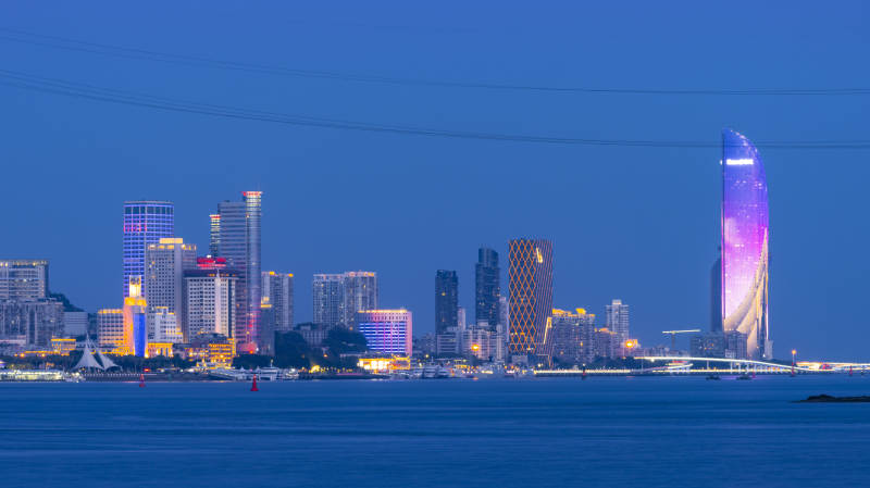 海滨城市夜景璀璨图片