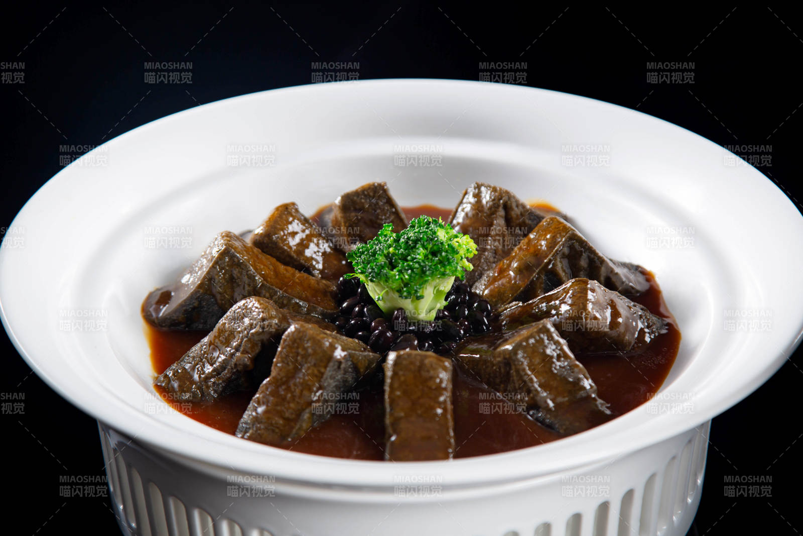 红烧牛腩配西兰花图片