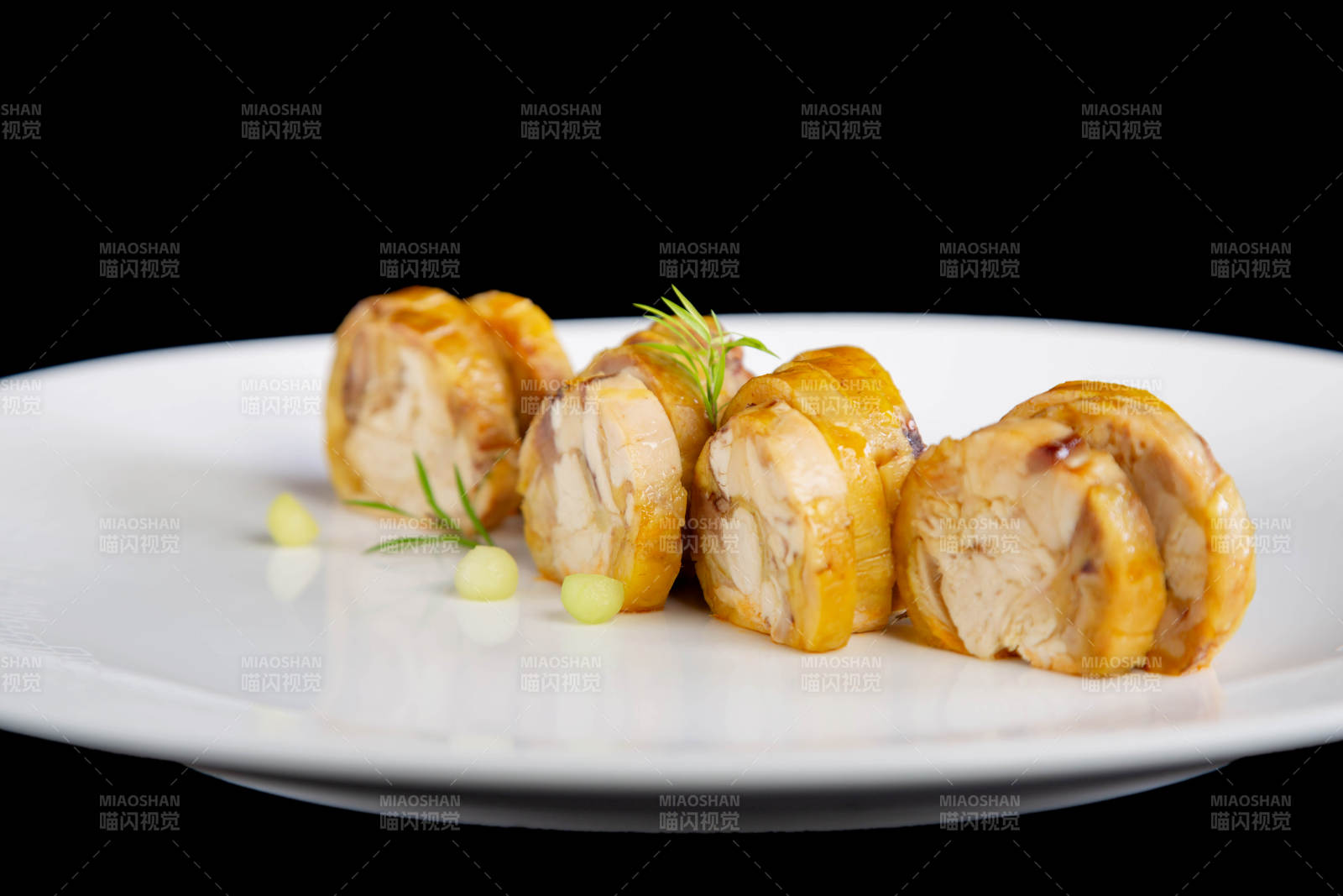 香煎鸡肉卷配玉米粒图片