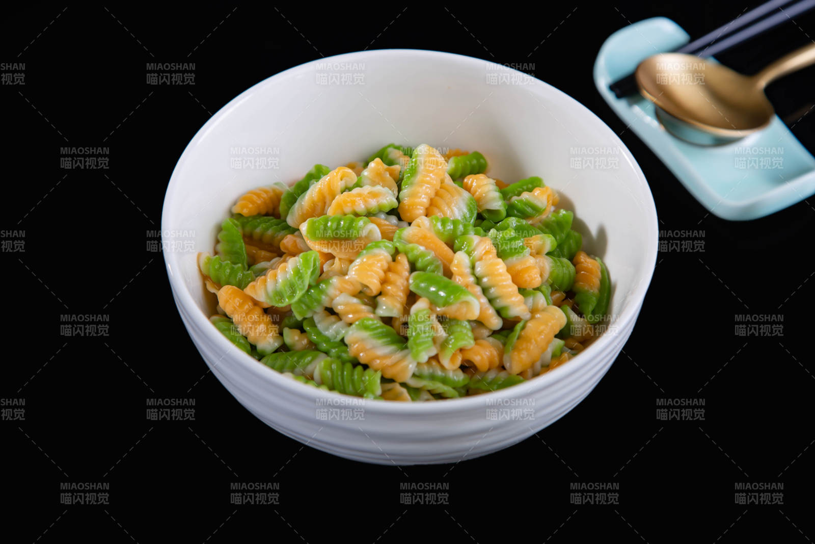 胡萝卜海螺面碗装美食图片