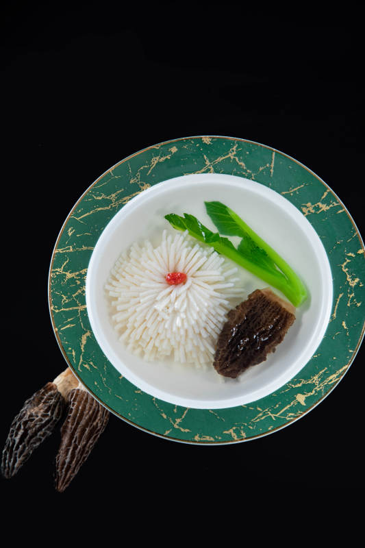 花式豆腐配松茸汤图片