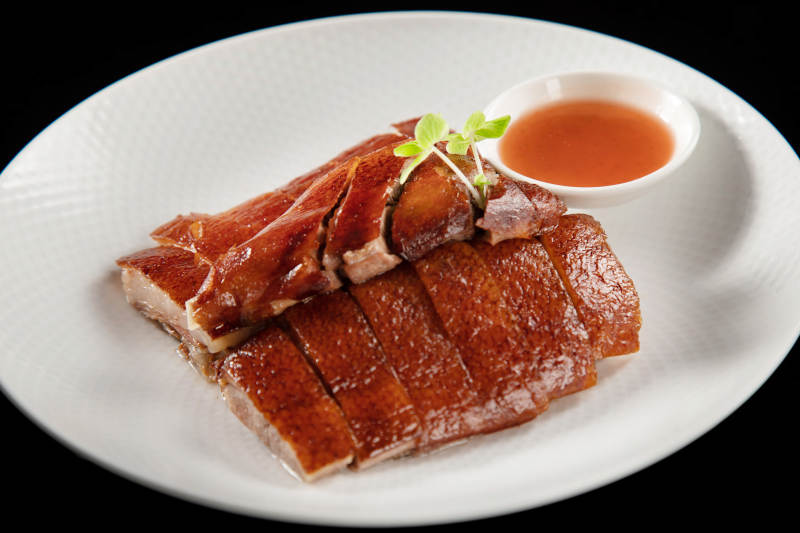脆皮烤鸭配酱汁图片