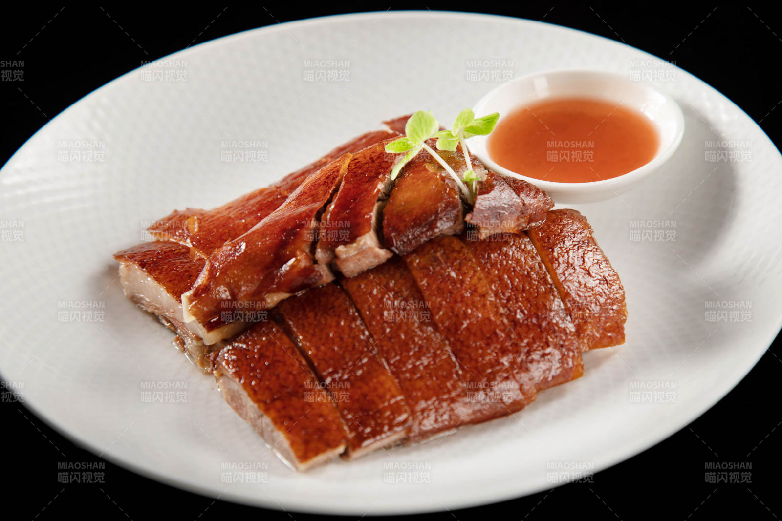脆皮烤鸭配酱汁图片