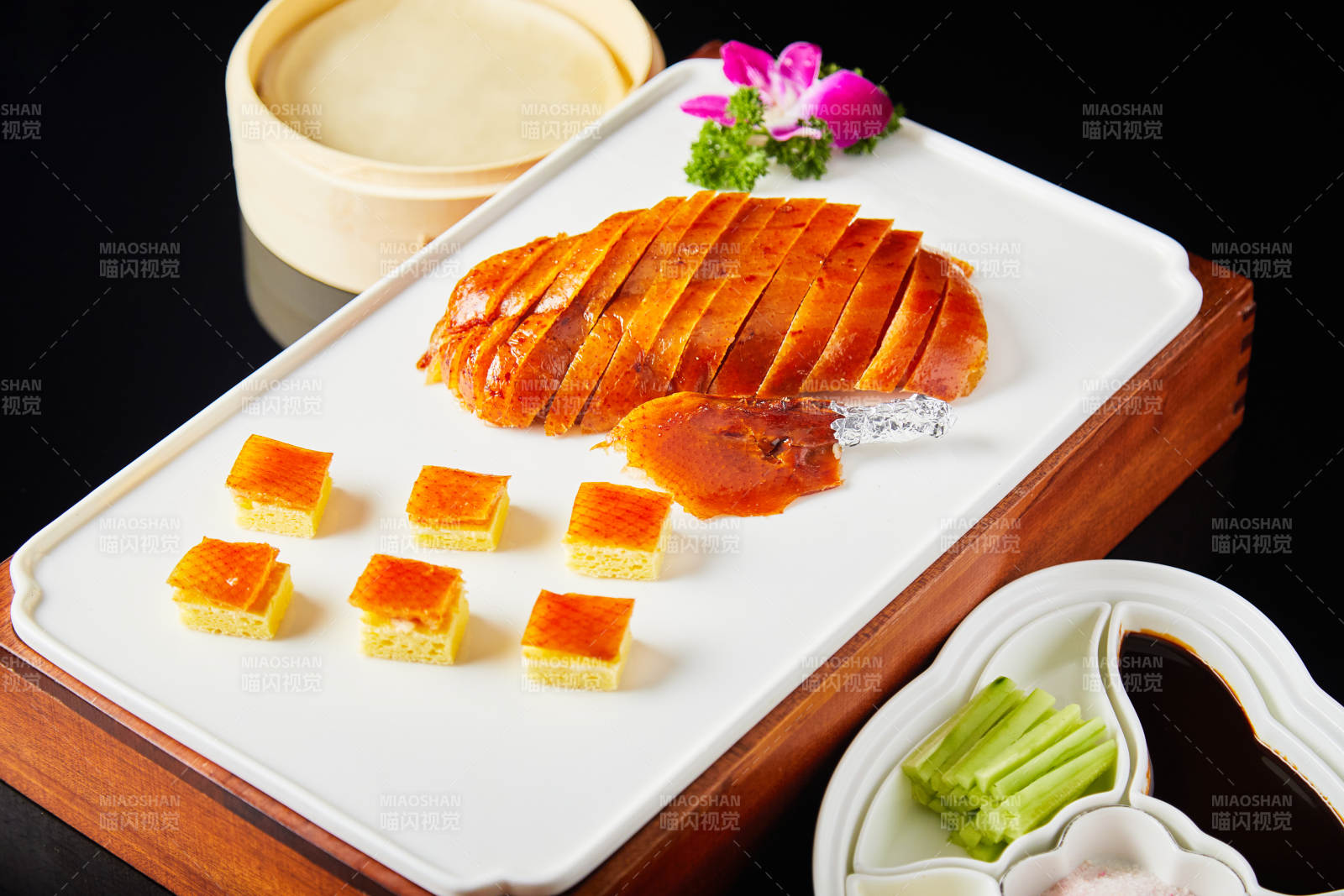 北京烤鸭配小菜图片