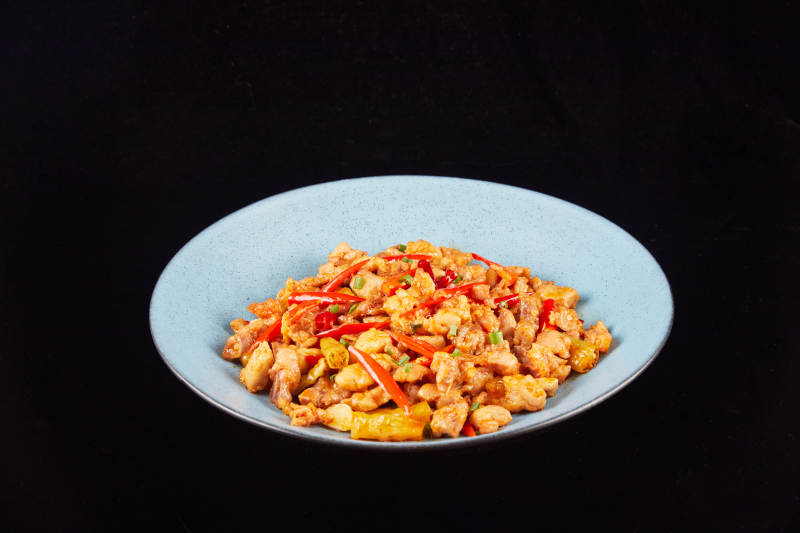 香辣鸡丁炒花生米图片