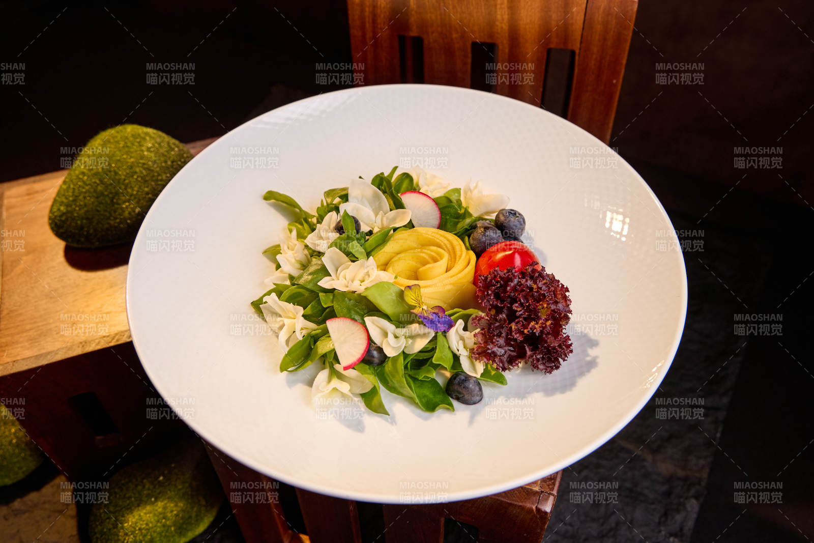 清新牛油果沙拉盘图片