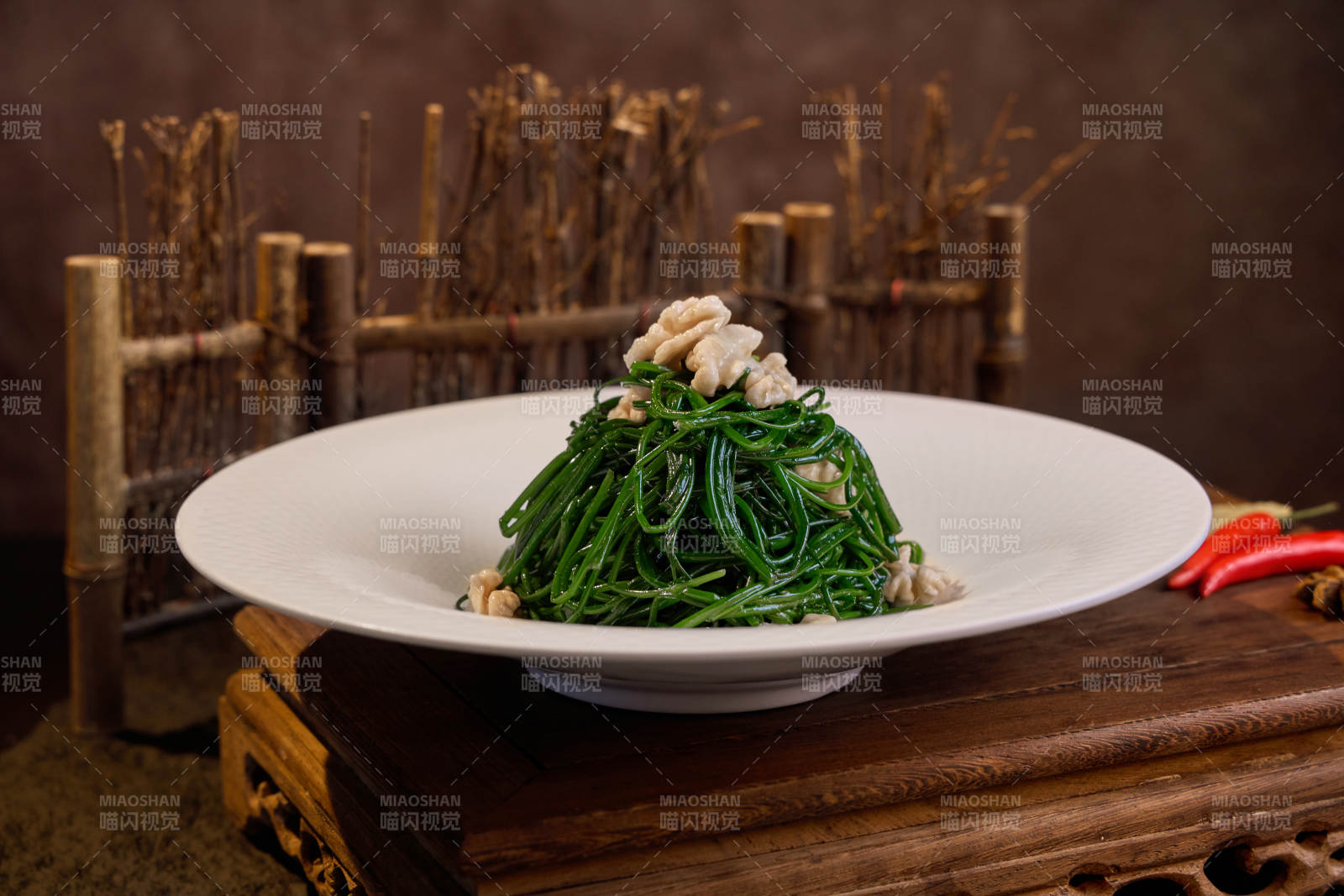 凉拌沙葱配核桃仁图片