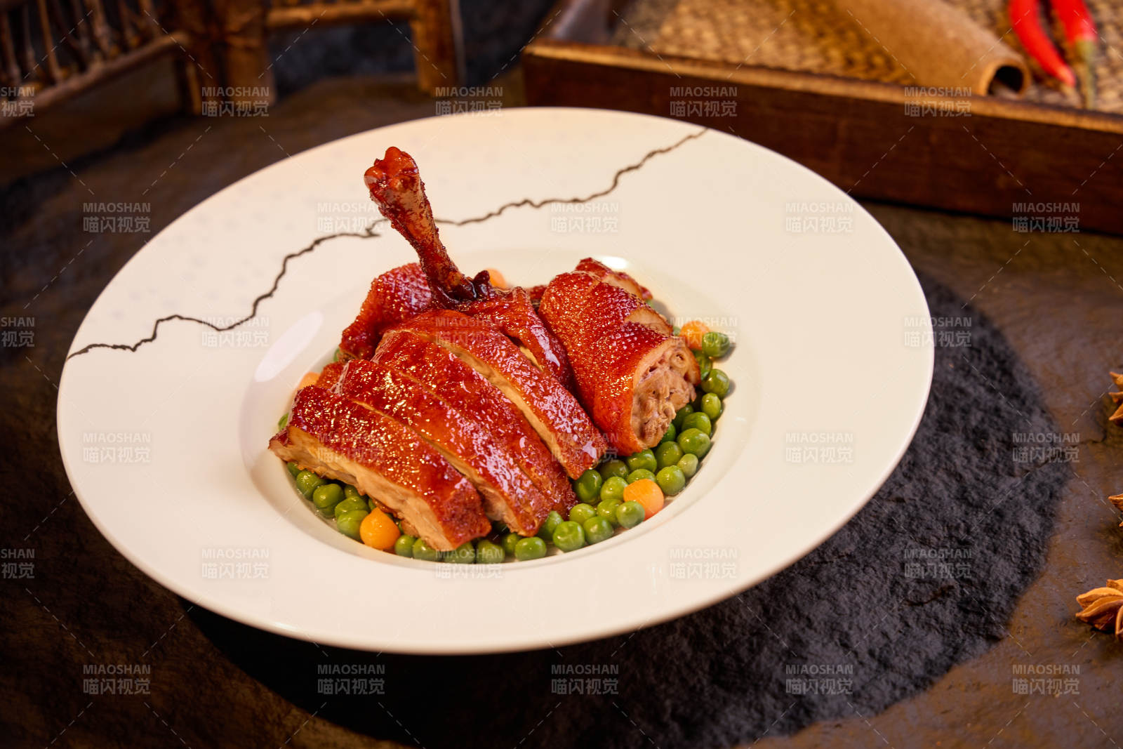 烤鸭配豌豆与胡萝卜图片