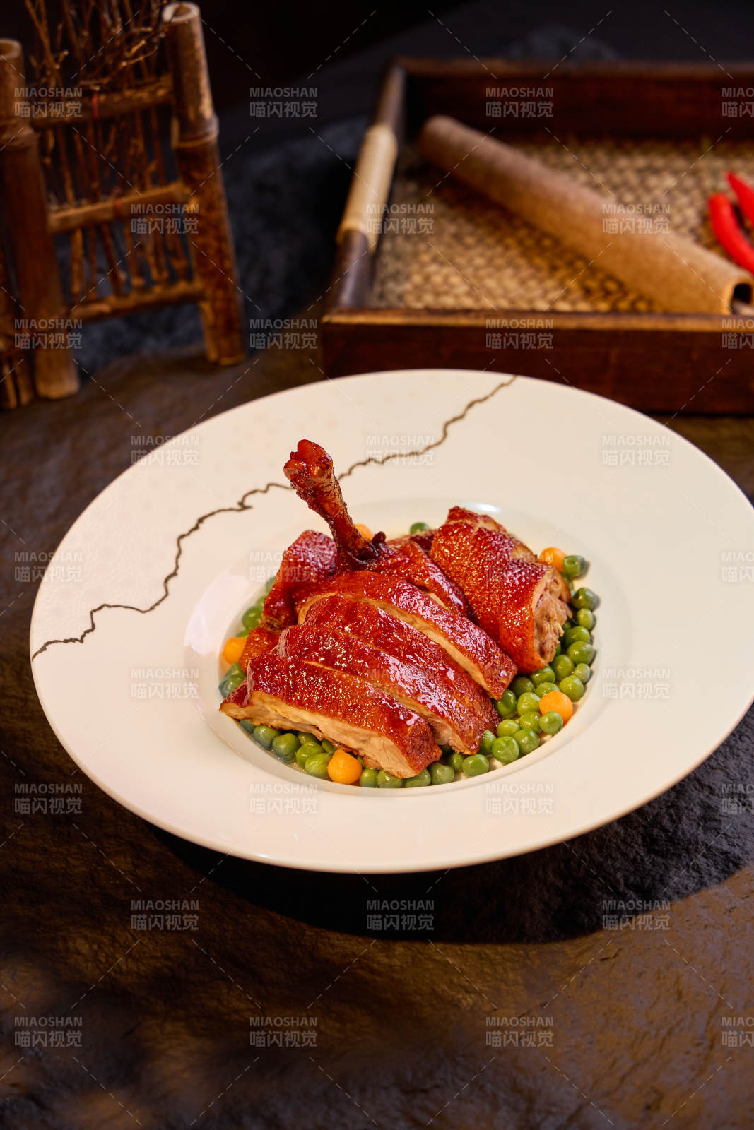 烤鸭配豌豆与胡萝卜图片