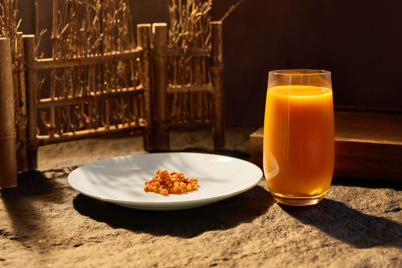 橙汁与小食的静谧时光图片