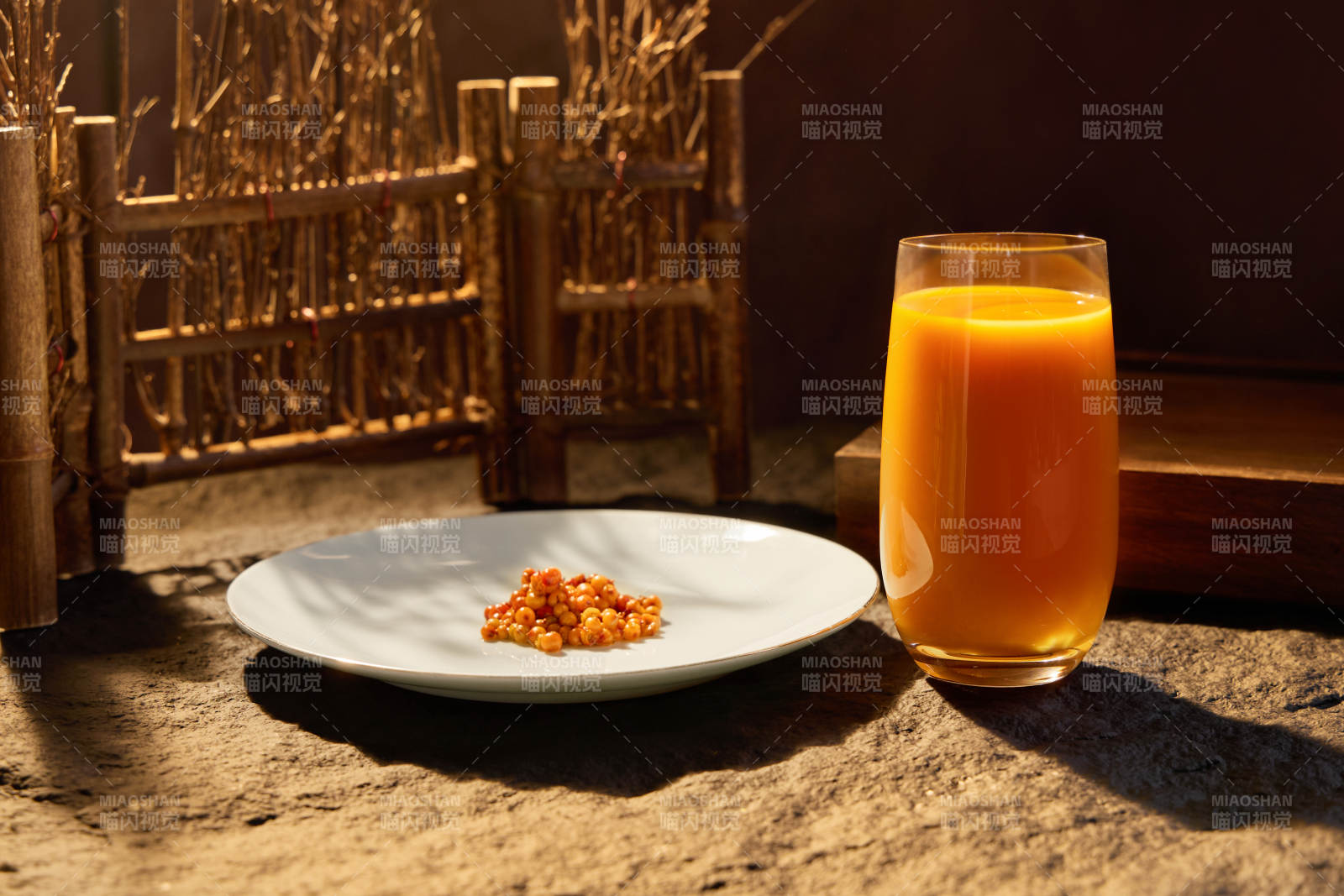 橙汁与小食的静谧时光图片