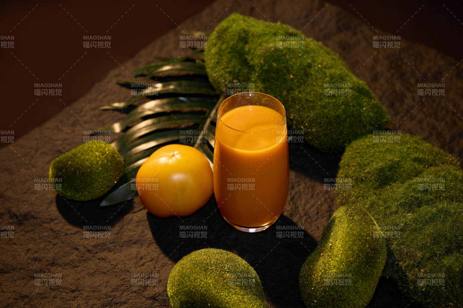 热带果饮与绿植静物图片