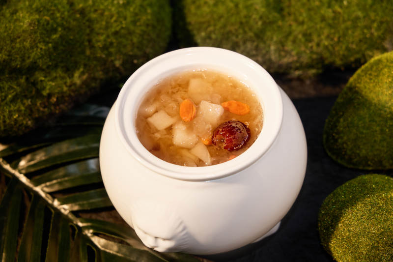 雪梨炖汤 清新养颜图片