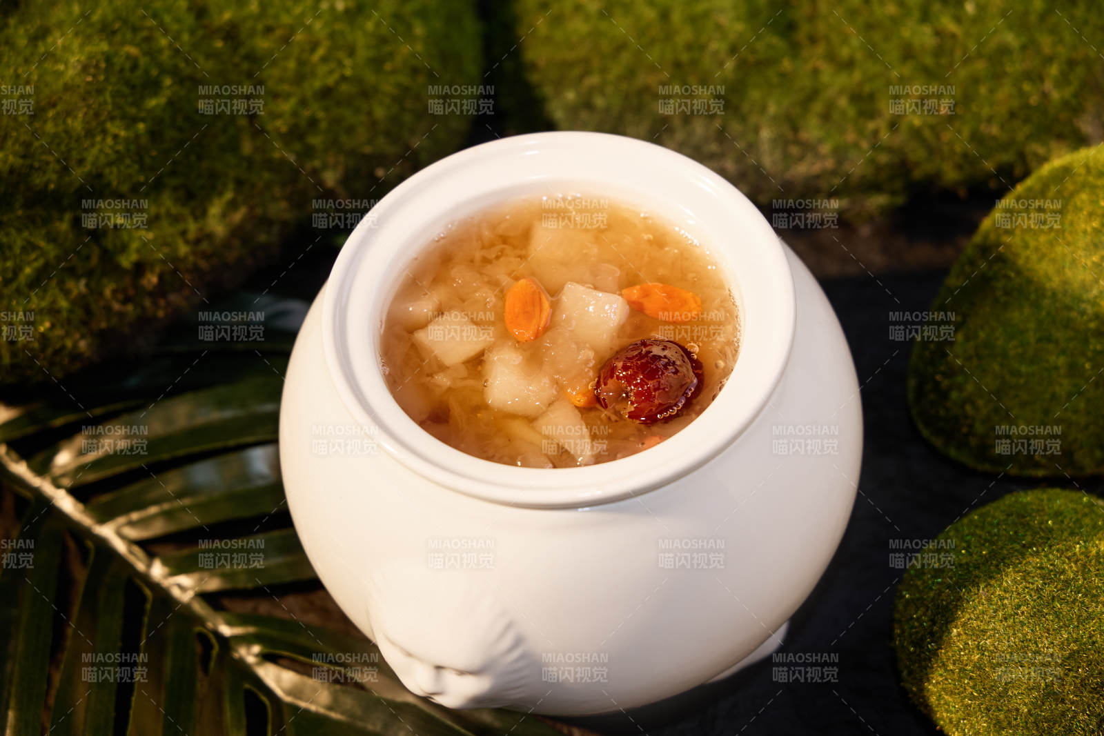 雪梨炖汤 清新养颜图片