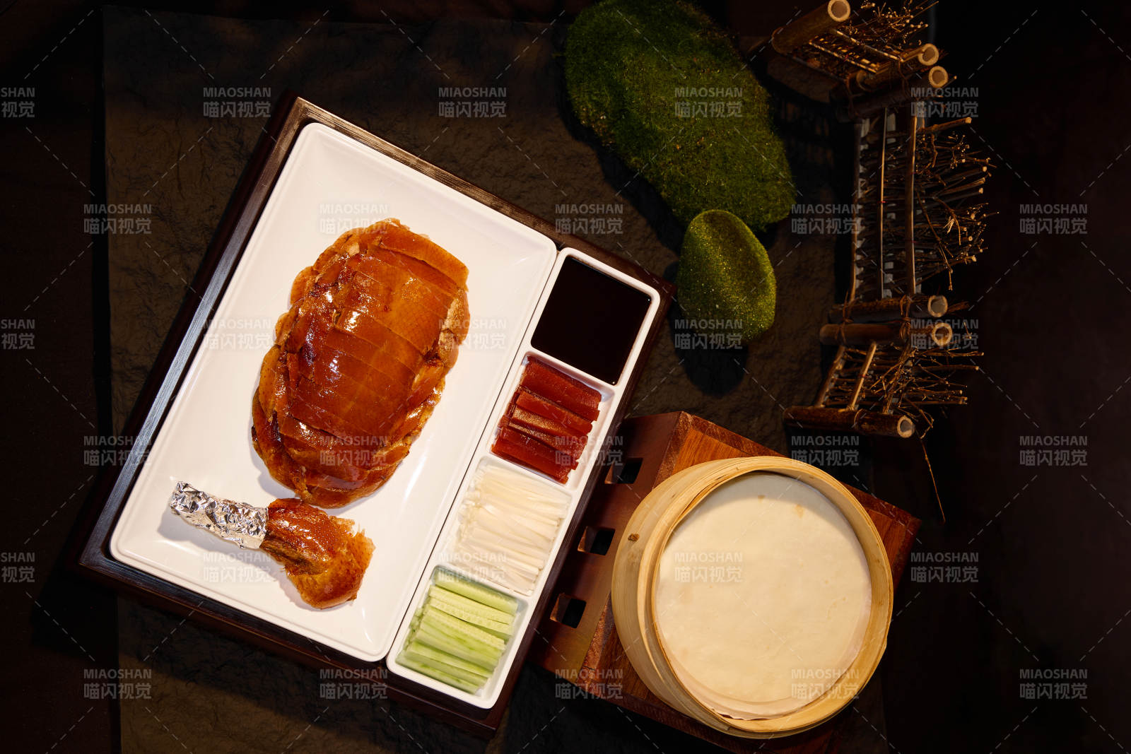 精致烤鸭配饼卷菜盘图片