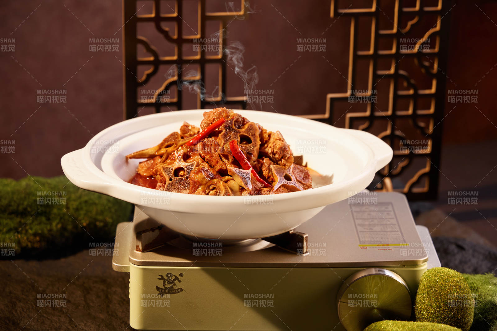 热气腾腾的麻辣羊蝎子图片