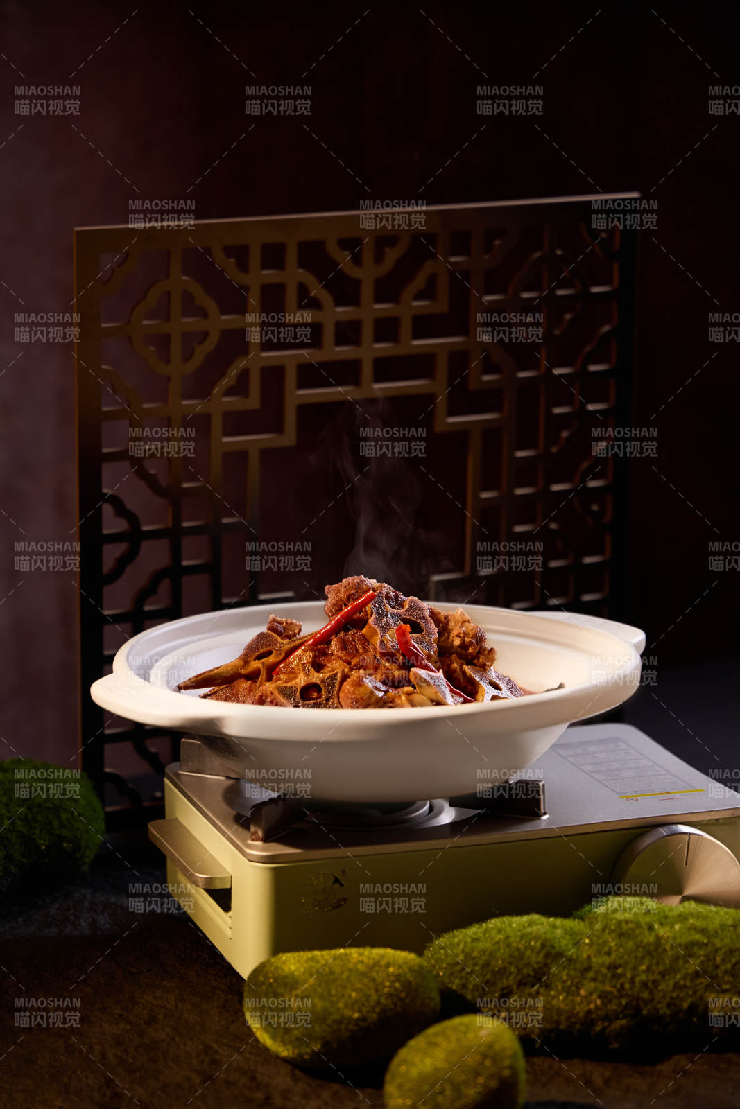 热气腾腾的麻辣羊蝎子火锅图片