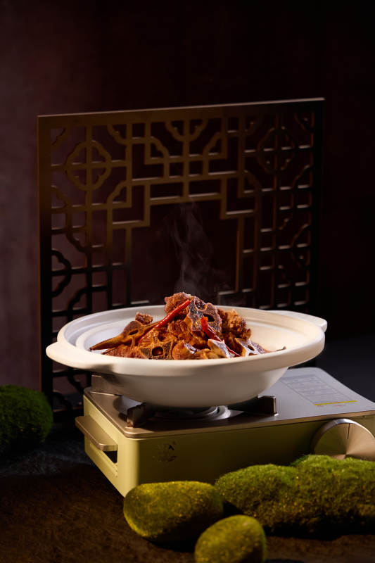 热气腾腾的麻辣羊蝎子火锅图片