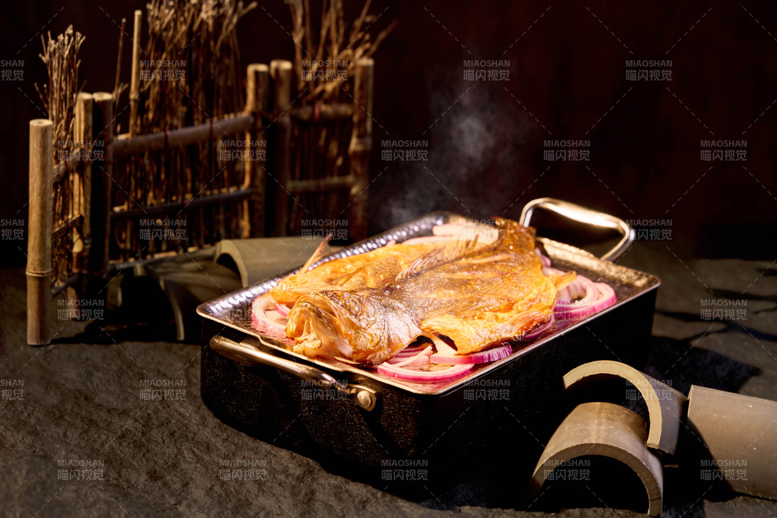 烤鱼配洋葱 香气四溢图片