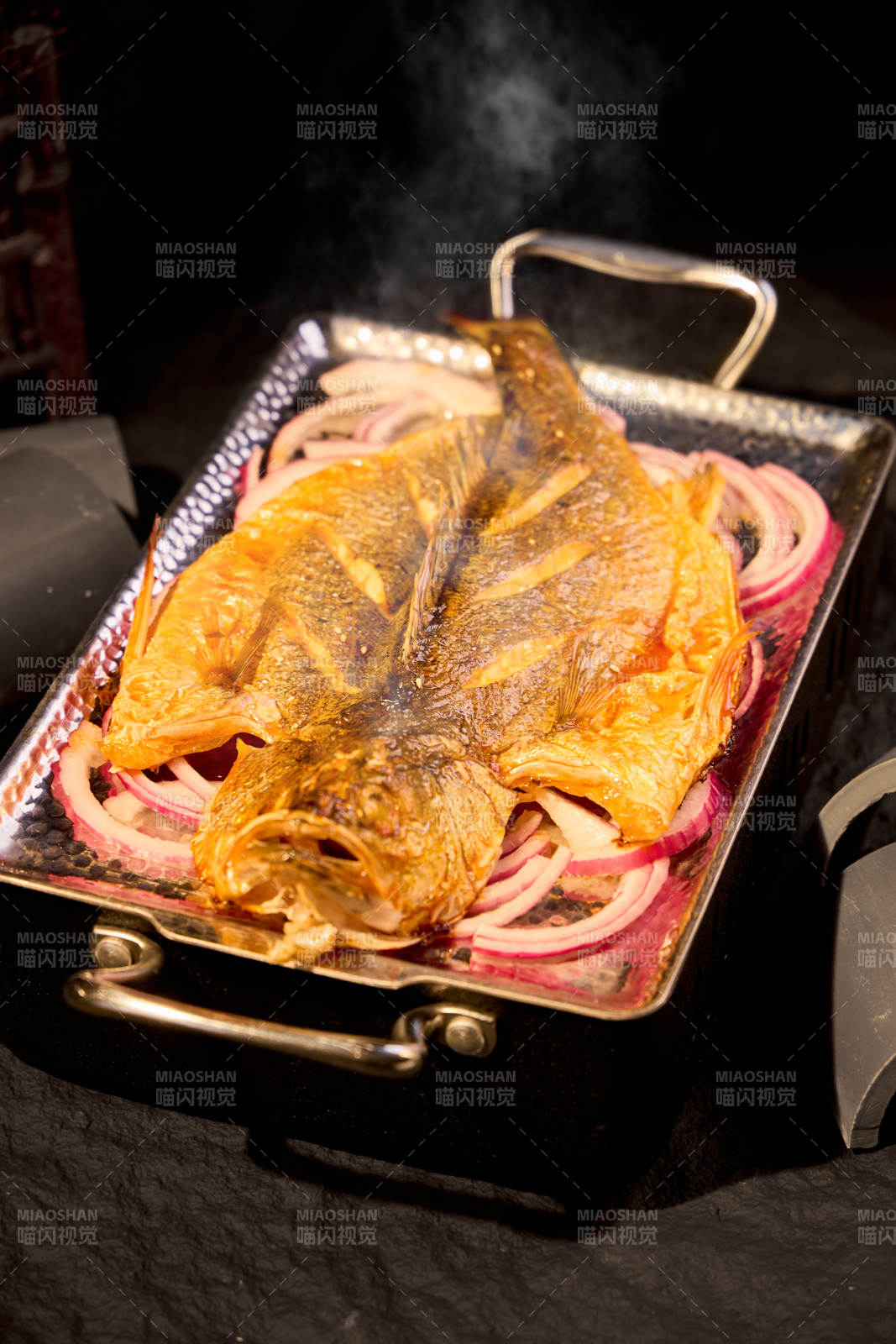烤鱼配洋葱 香气四溢图片