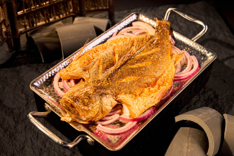 香煎鱼配洋葱图片