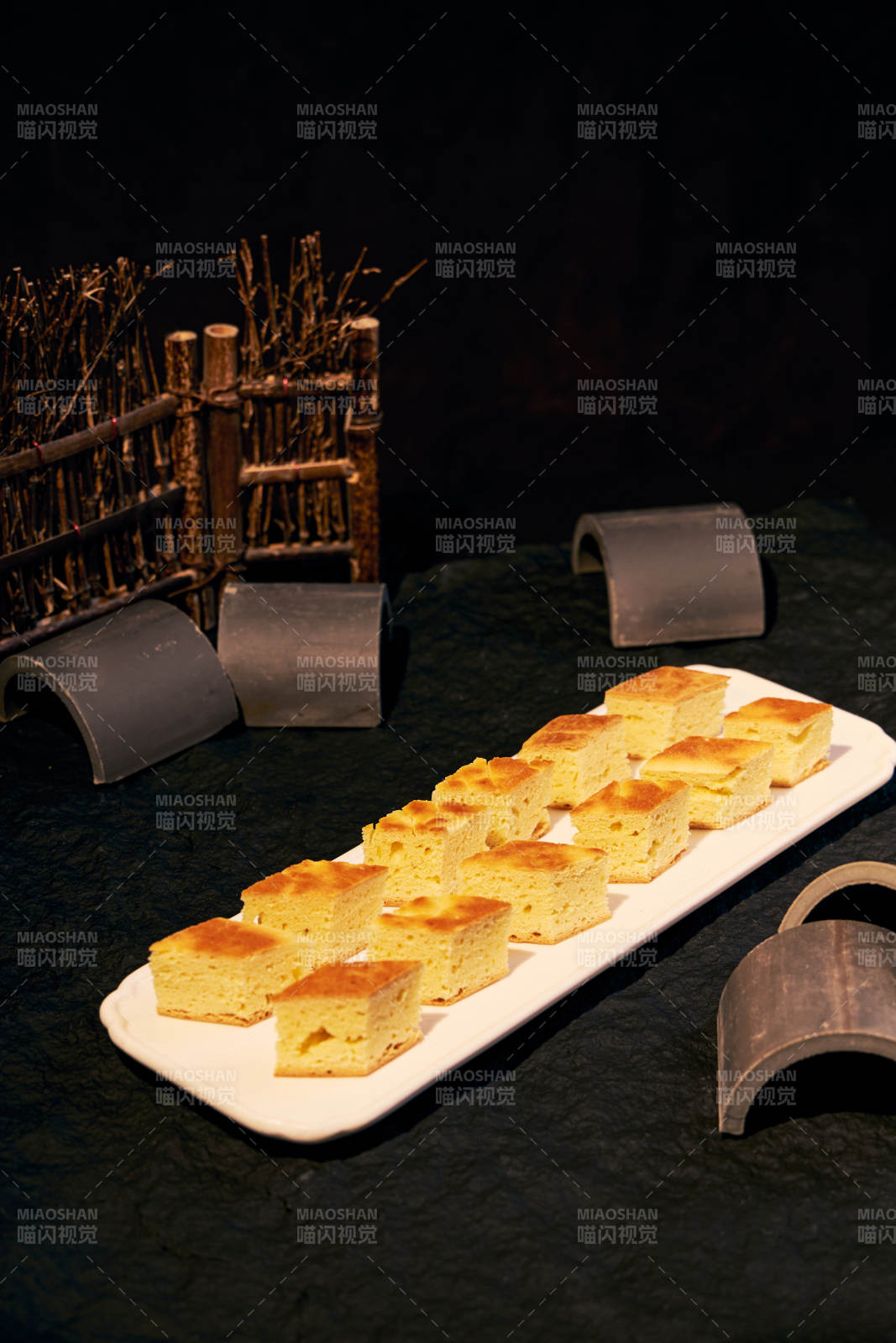 金黄色糕点盘中摆放整齐图片