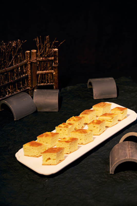 金黄色糕点盘中摆放整齐图片