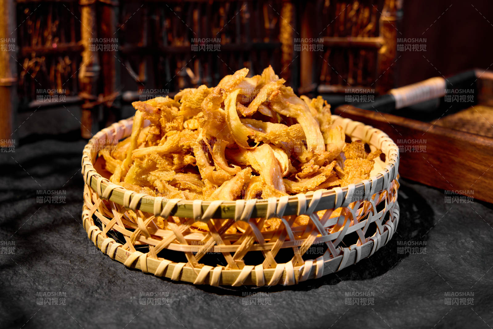 竹篮中的美味干蘑菇图片