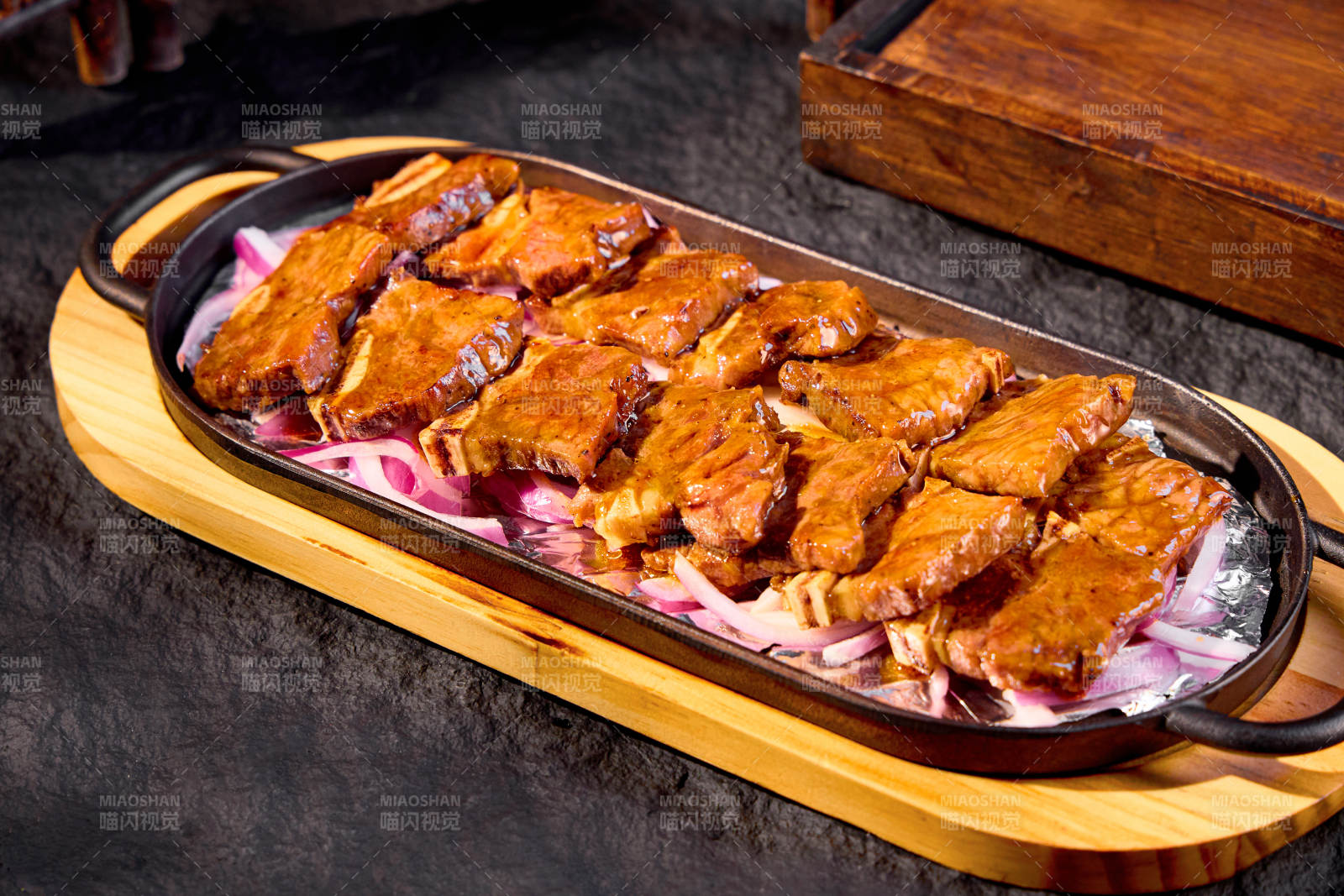 烤排骨配洋葱图片