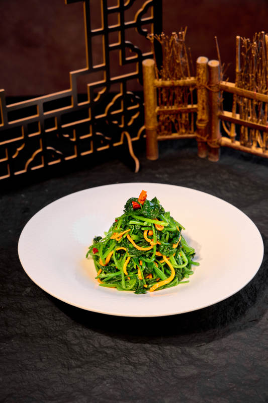 清炒菠菜 点缀胡萝卜丝图片