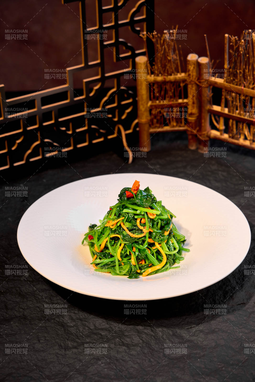 清炒菠菜 点缀胡萝卜丝图片