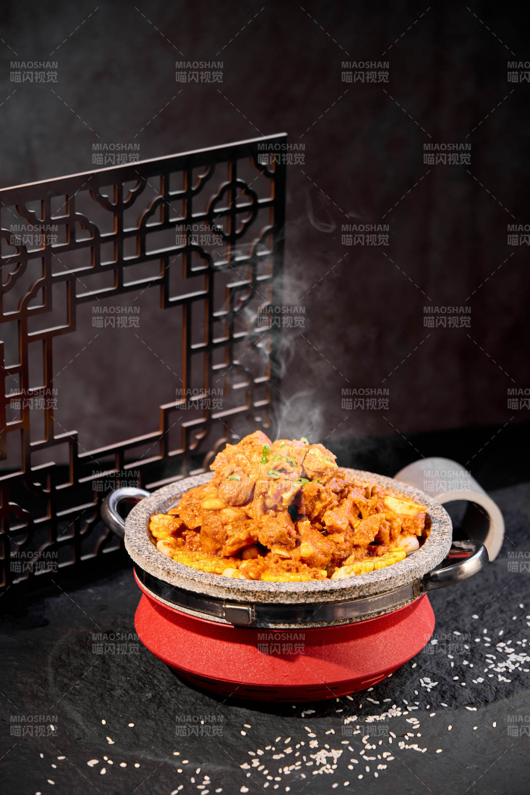 热气腾腾的砂锅美食图片