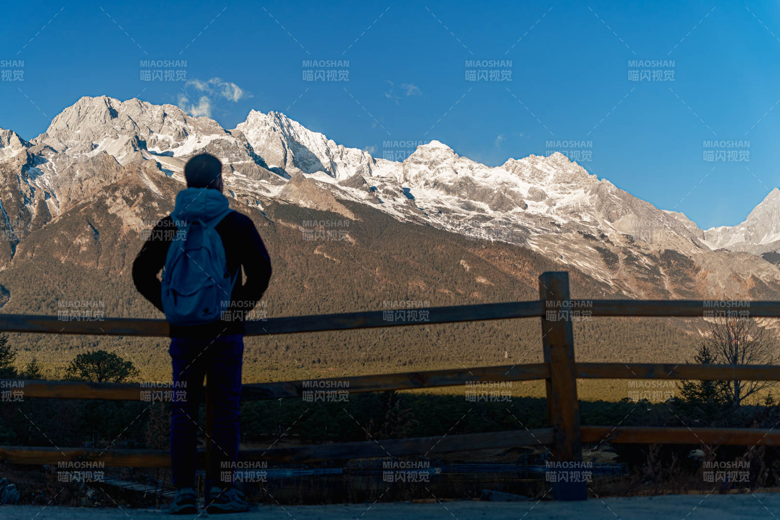 远眺玉龙雪山图片
