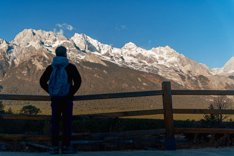 远眺玉龙雪山图片