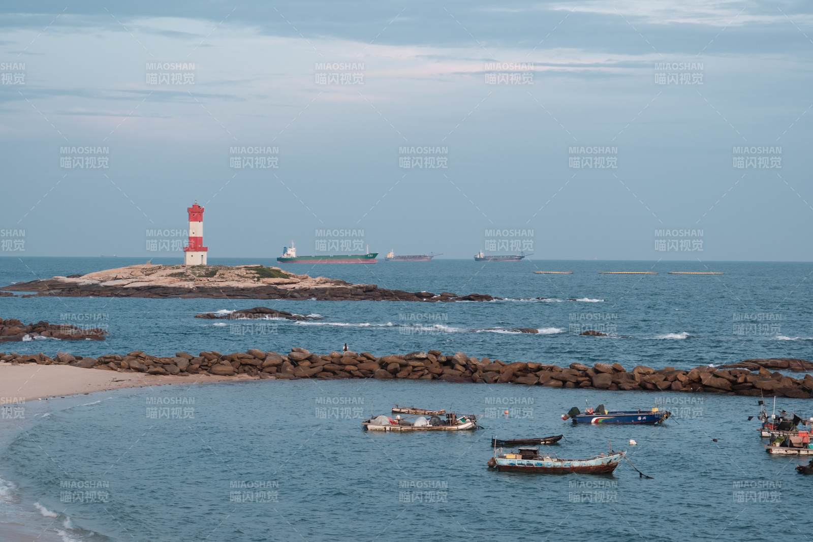 海边灯塔与渔船静谧景致图片