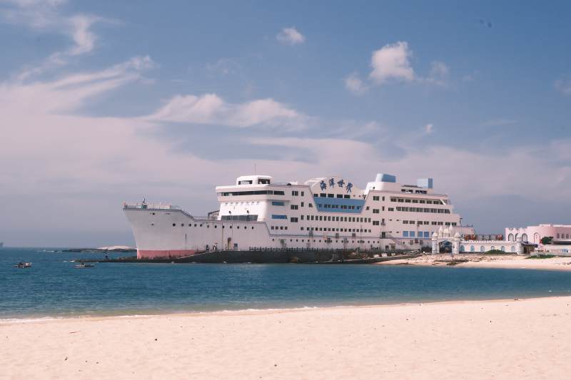 海边停泊的豪华游轮图片