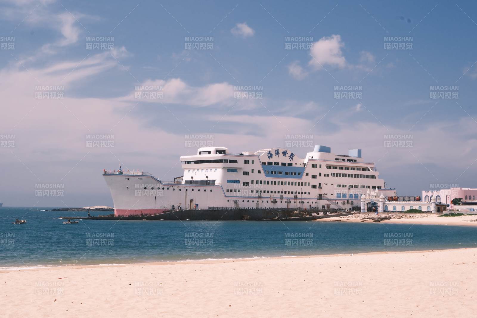 海边停泊的豪华游轮图片